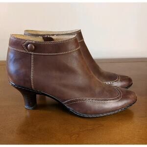 Sofft Women’s 8 Brown Leather Ankle Booties Wingtip Brogue Side Zip Stacked Heel